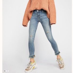 FREE PEOPLE Great Heights Frayed Light Wash Skinny Jeans 25